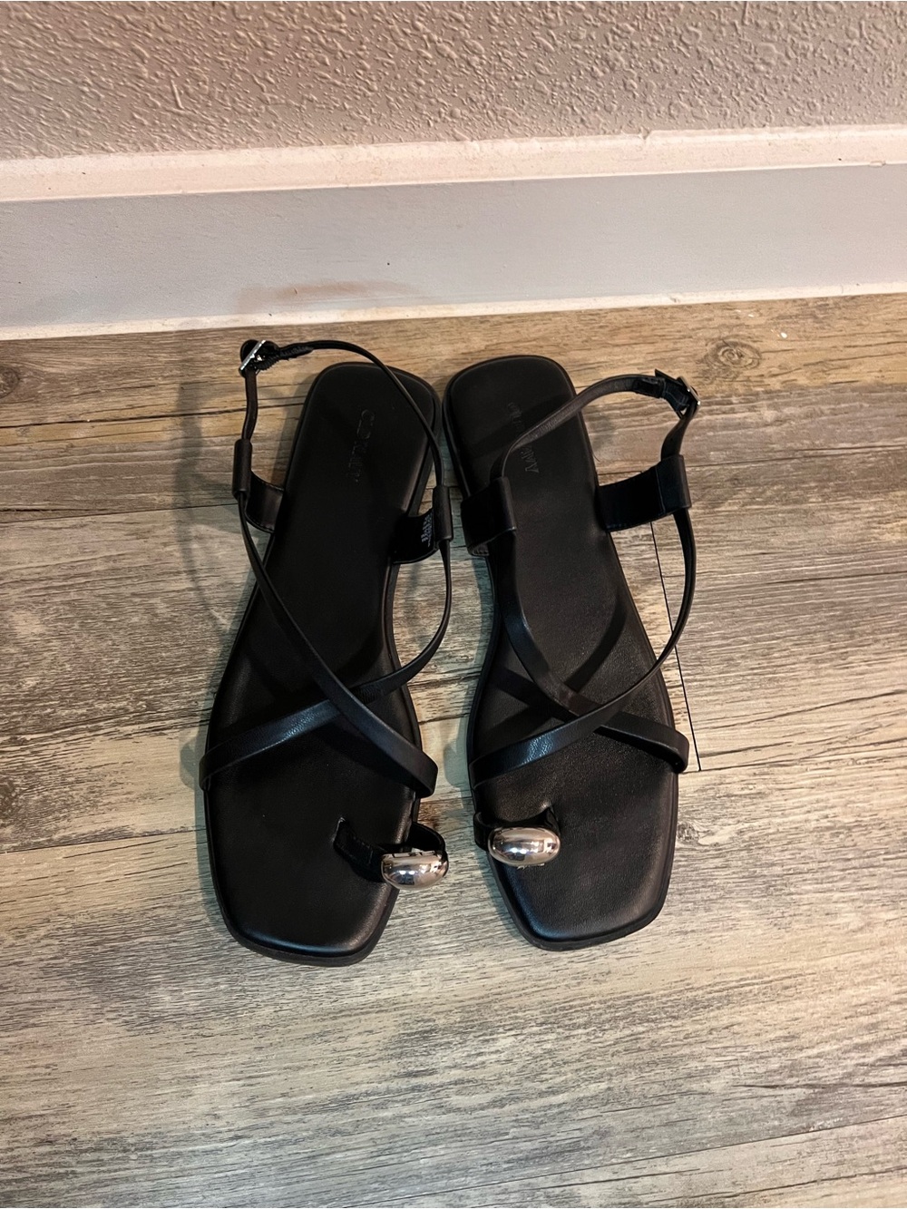 Old Navy Black Strappy Toe Ring Sandals | Silver Accent | Size 10